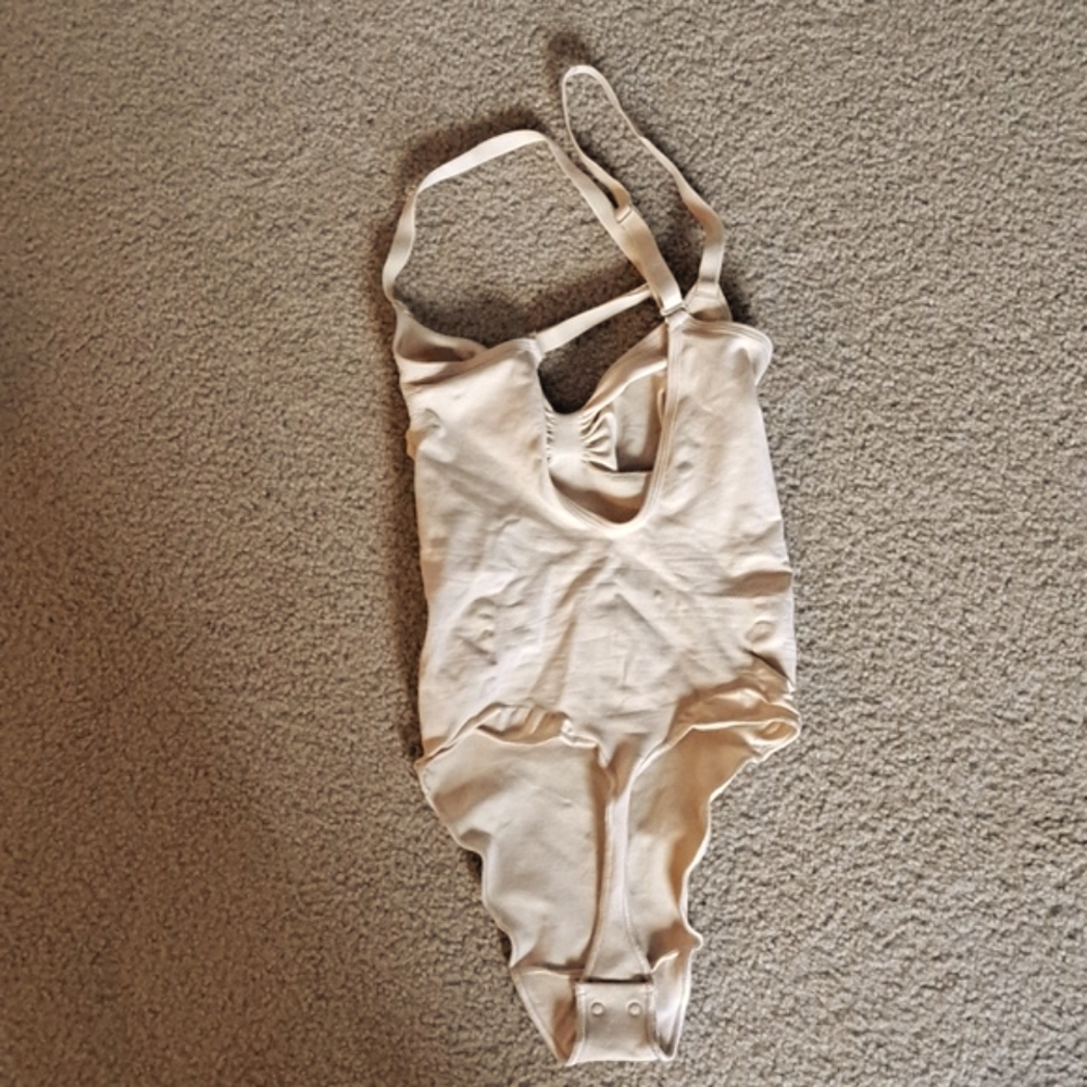 MEDIUM    SKIMS SEAMLESS SCULPTING THONG BODYSUIT - Picture 7 of 8